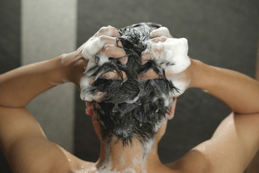 Melhor shampoo tonalizante masculino: ranking mostra os 10 destaques para 2025