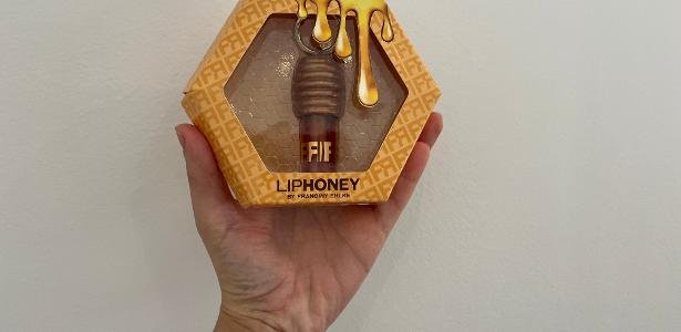 Gloss Liphoney, sucesso no TikTok, se destaca pelo aroma de mel e formato com chaveiro - Imagem do artigo