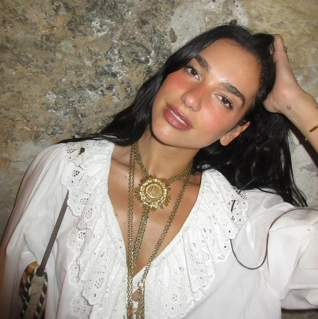 Protetor solar de luxo usado por Dua Lipa inspira opções mais acessíveis no Brasil - Imagem do artigo