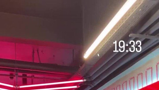 Jade Picon desfila por Nova York com vestido decotado e botas pretas - Imagem do artigo original