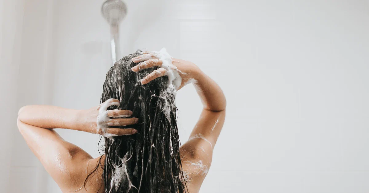 Dermatologista orienta como selecionar o xampu certo para cada tipo de cabelo - Imagem do artigo