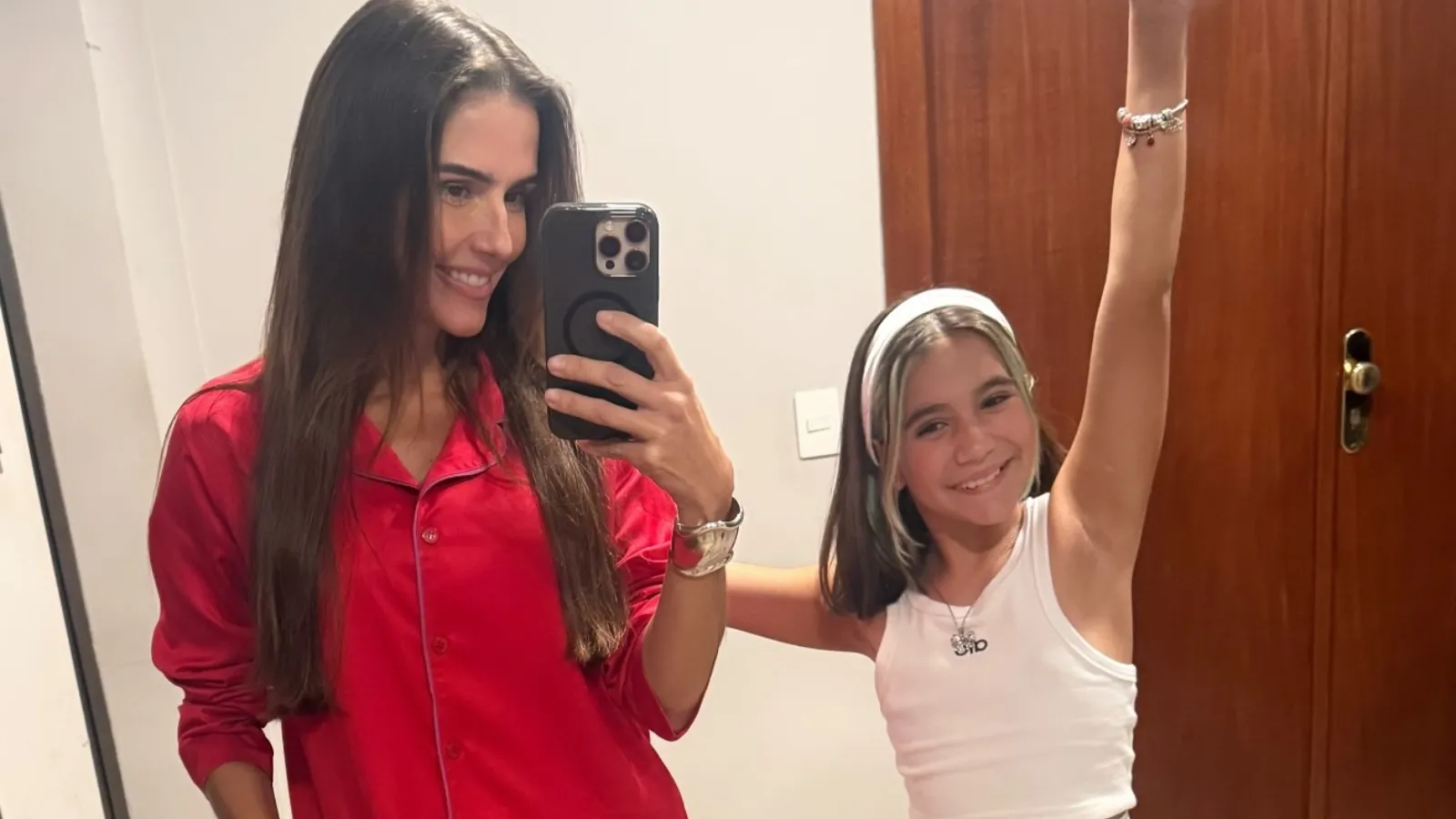 Deborah Secco posa com a filha, Maria Flor, e revela looks coloridos em clique intimista - Imagem do artigo