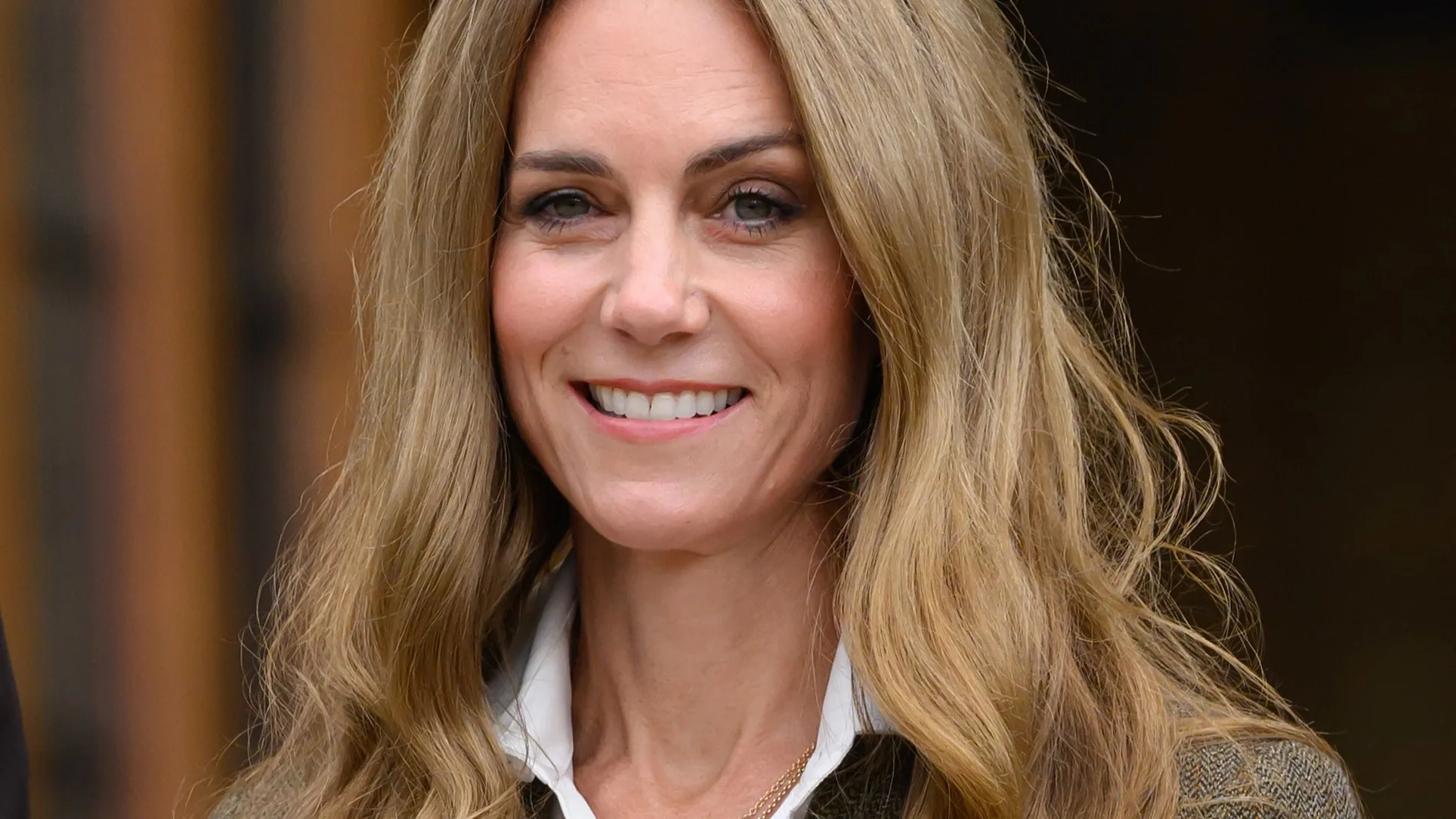 Kate Middleton exibe novo tom loiro bege em evento ao lado do príncipe William - Imagem do artigo