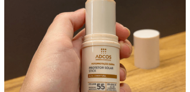 Protetor solar em bastão da Adcos une cor e alta proteção em teste prático - Imagem do artigo