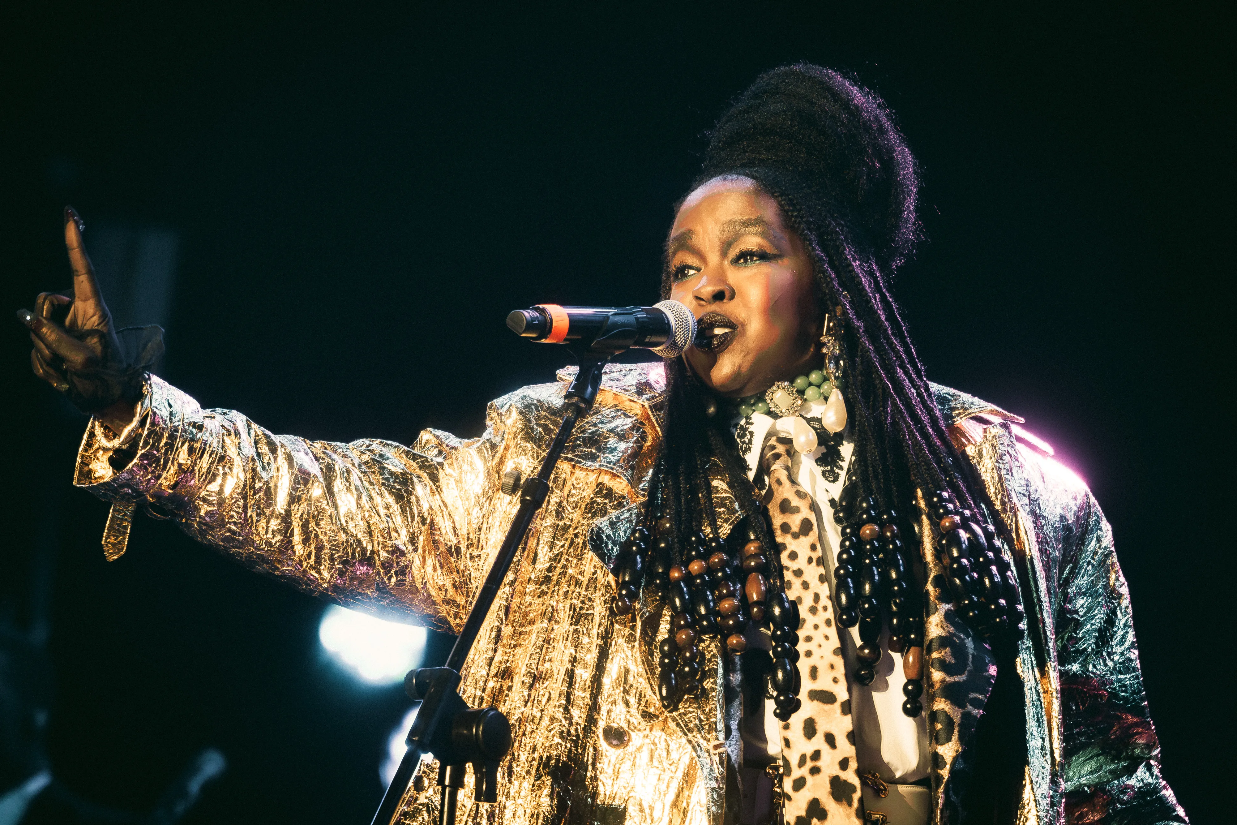 Lauryn Hill exibe look dourado Dolce & Gabbana no The Town - Imagem do artigo