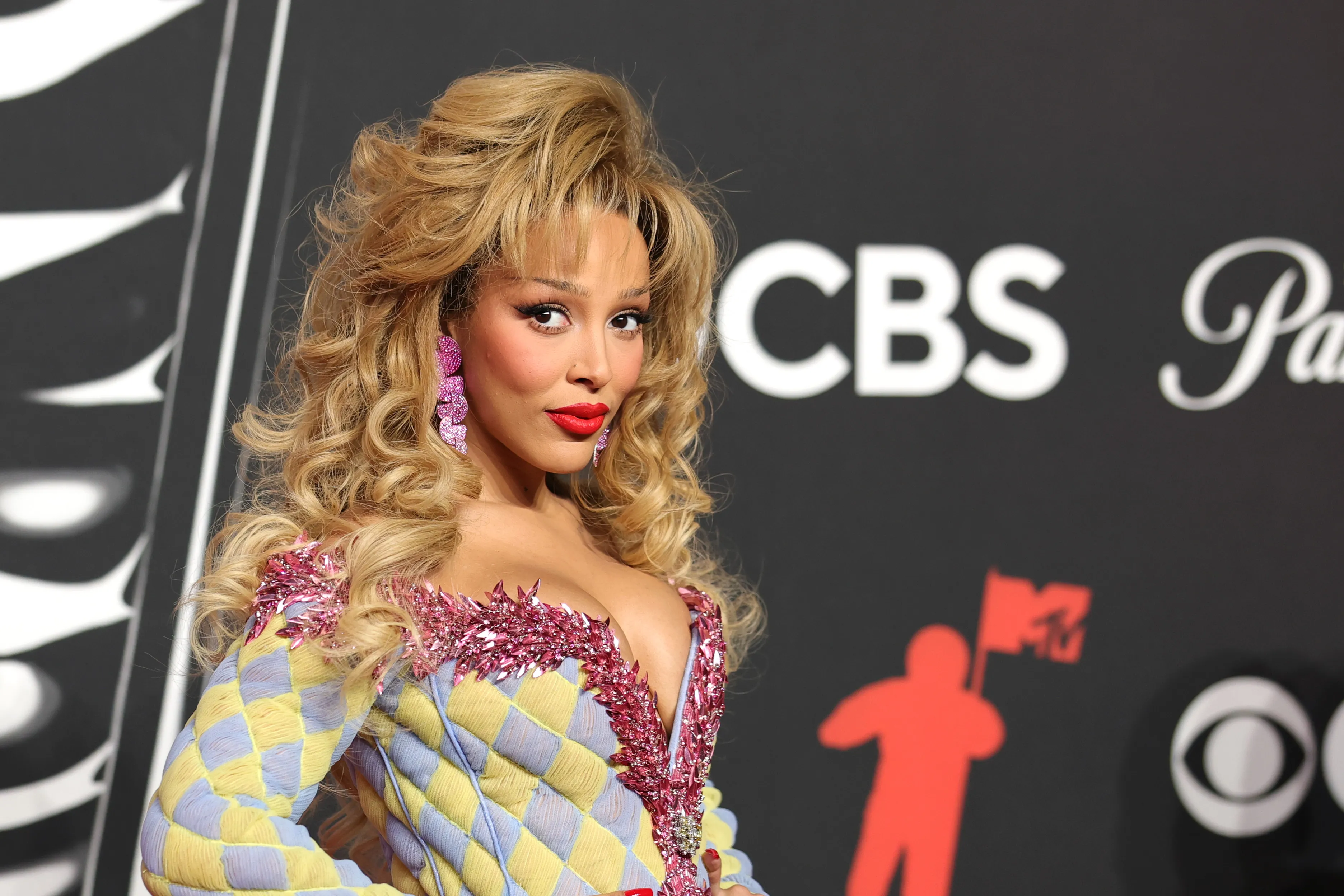 Doja Cat exibe look multicolorido no VMA 2025 no tapete - Imagem do artigo