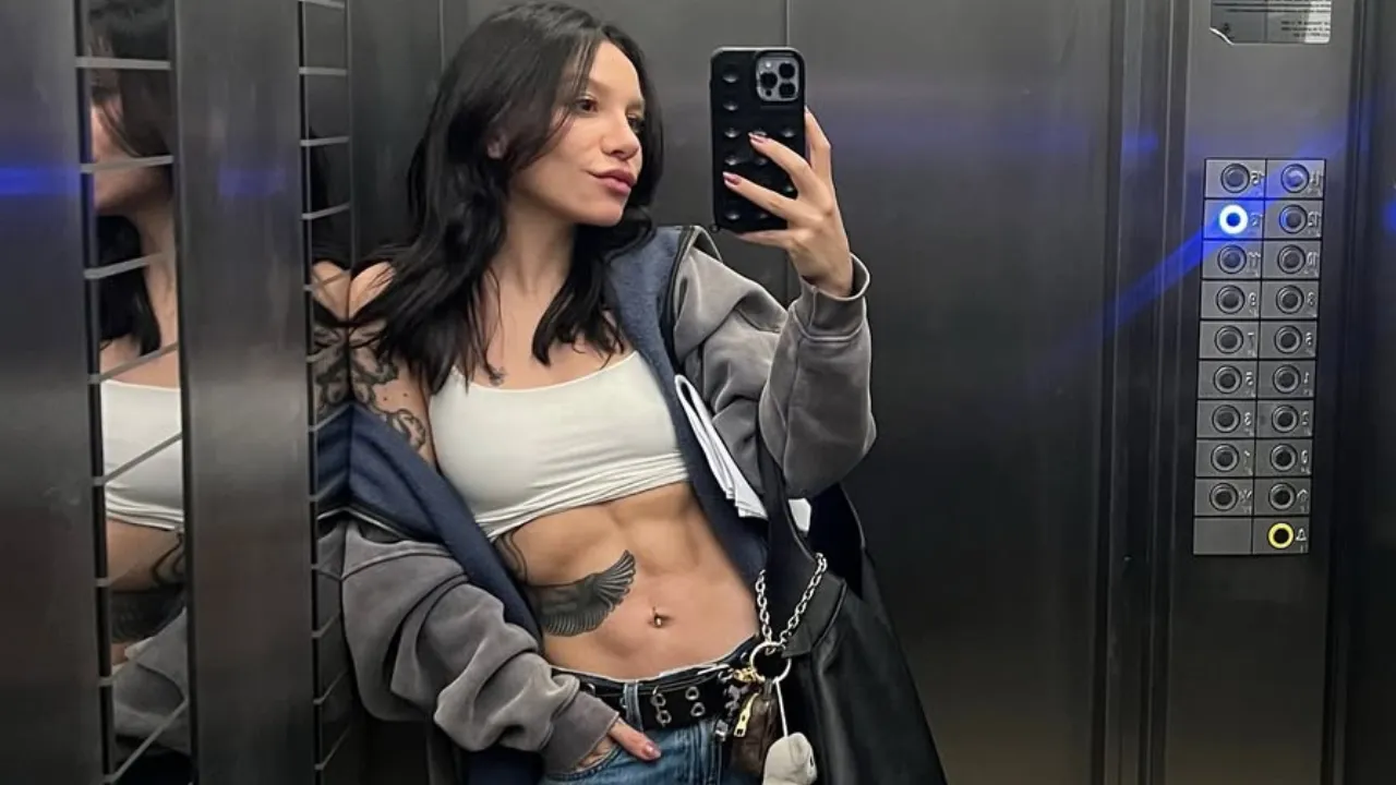 Priscilla mostra tatuagem nos lábios e joias nos dentes - Imagem do artigo