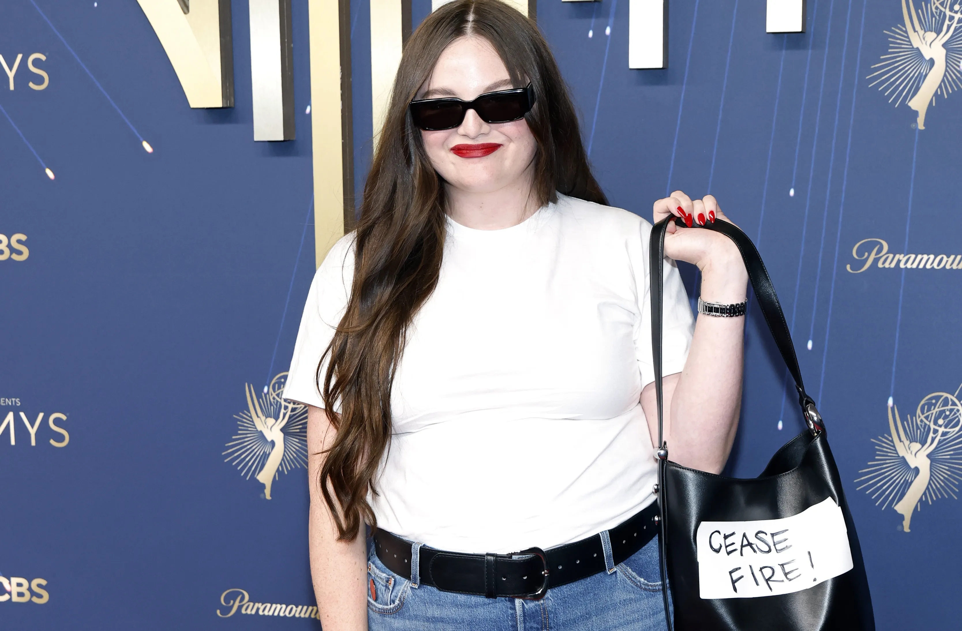 Megan Stalter protesta no Emmy 2025 com jeans e ‘Cease Fire’ - Imagem do artigo