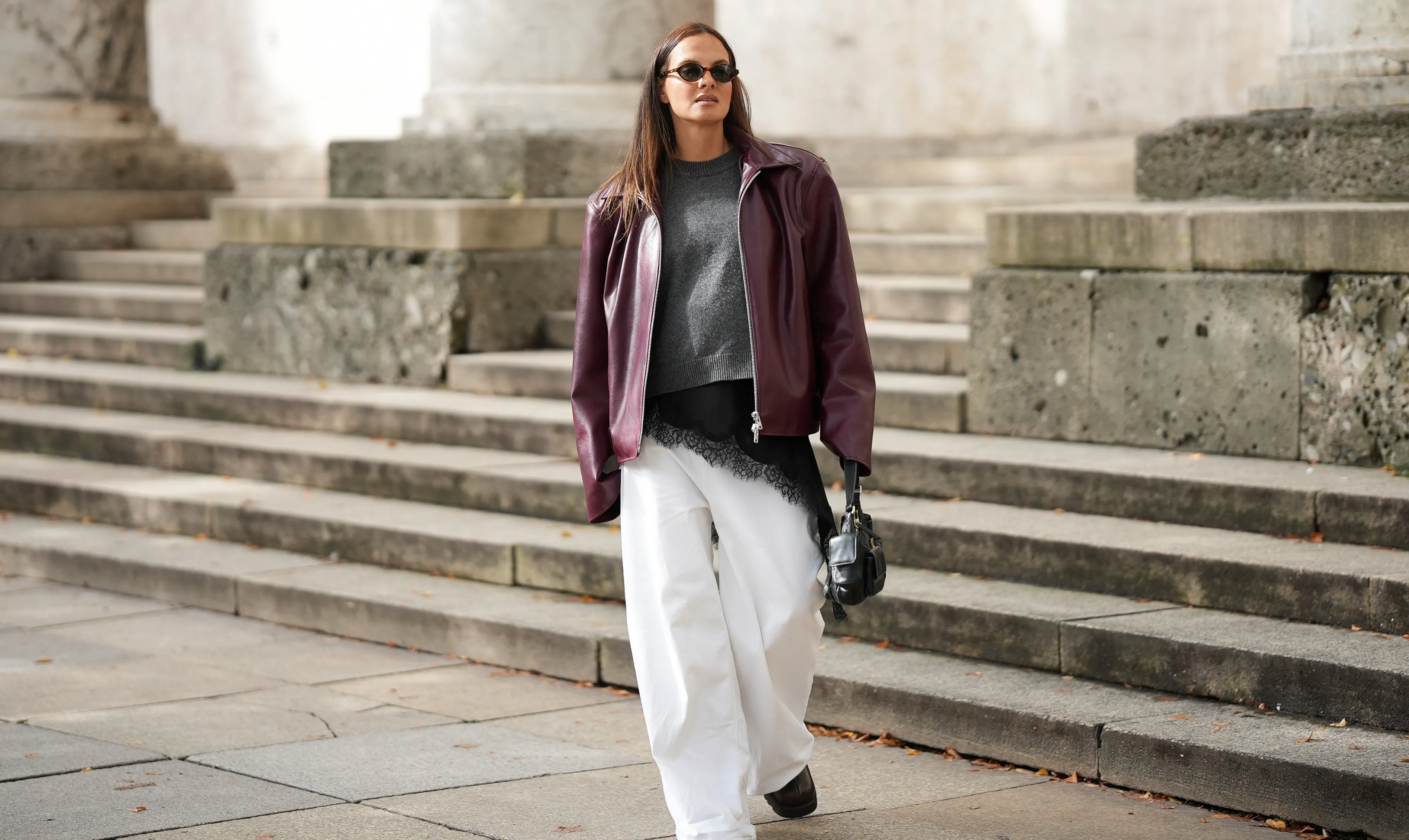 Calça baggy branca domina o street style de 2025 - Imagem do artigo