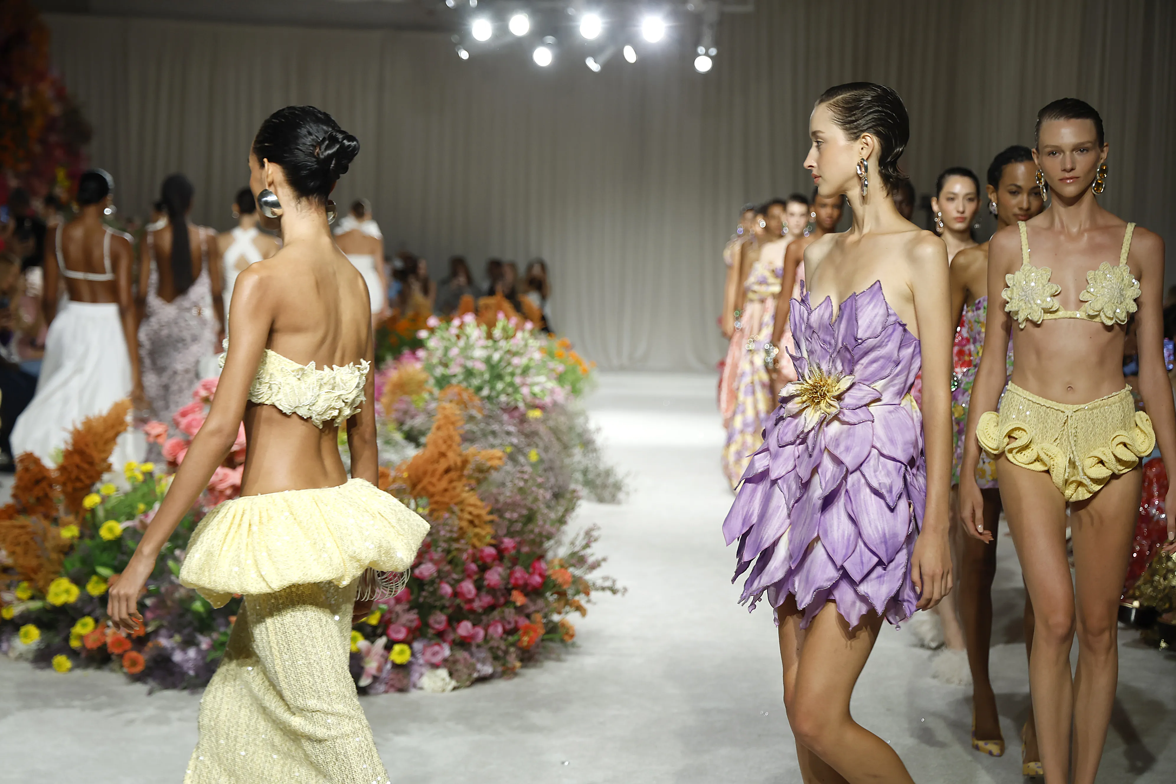 PatBo na NYFW exalta mulheres latinas no Verão 2026 - Imagem do artigo