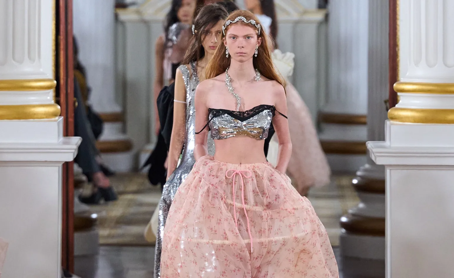 Simone Rocha verão 2026 destaca amadurecimento poético - Imagem do artigo