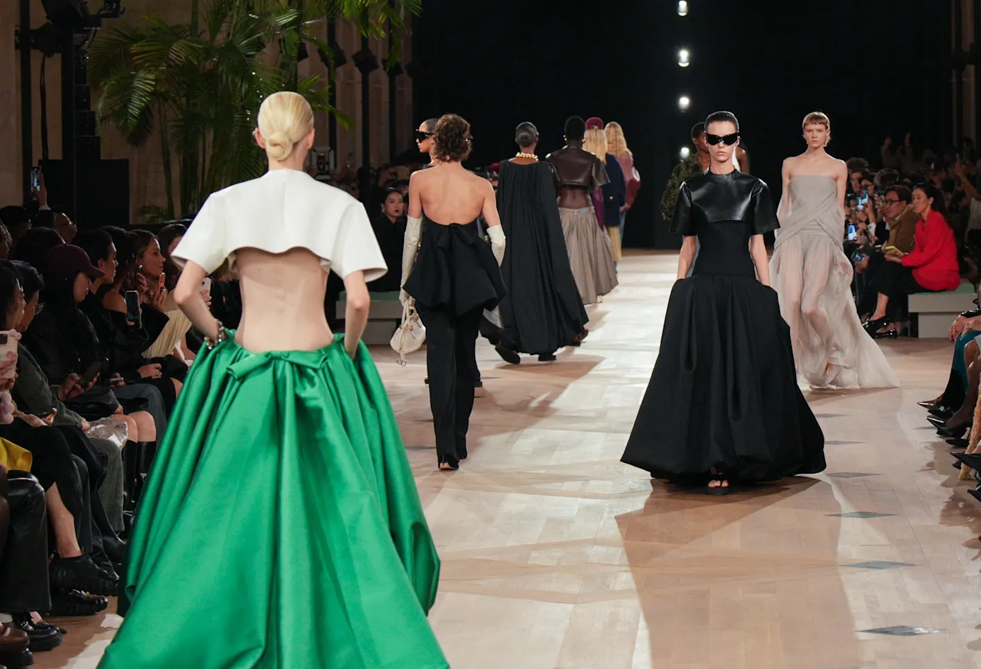 Pierpaolo Piccioli Balenciaga: simplicidade radical na PFW - Imagem do artigo