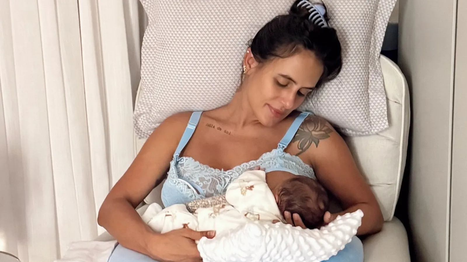 Carol Peixinho amamenta filho Bento em foto íntima - Imagem do artigo