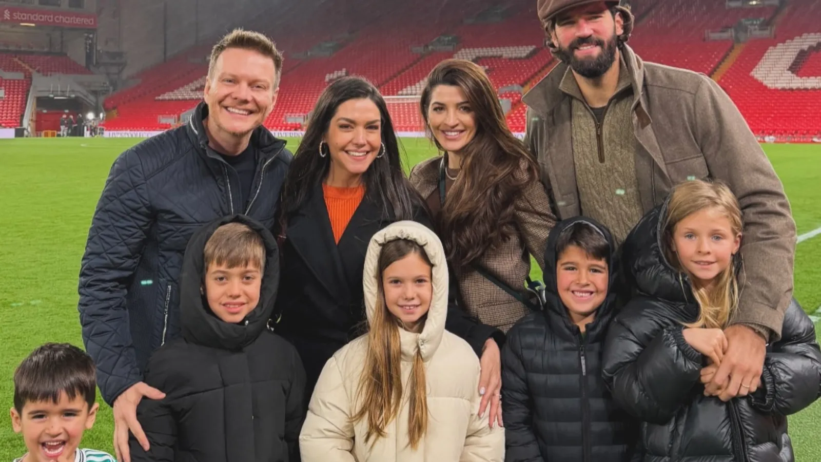 Thais Fersoza e Michel Teló na Inglaterra com Alisson Becker - Imagem do artigo