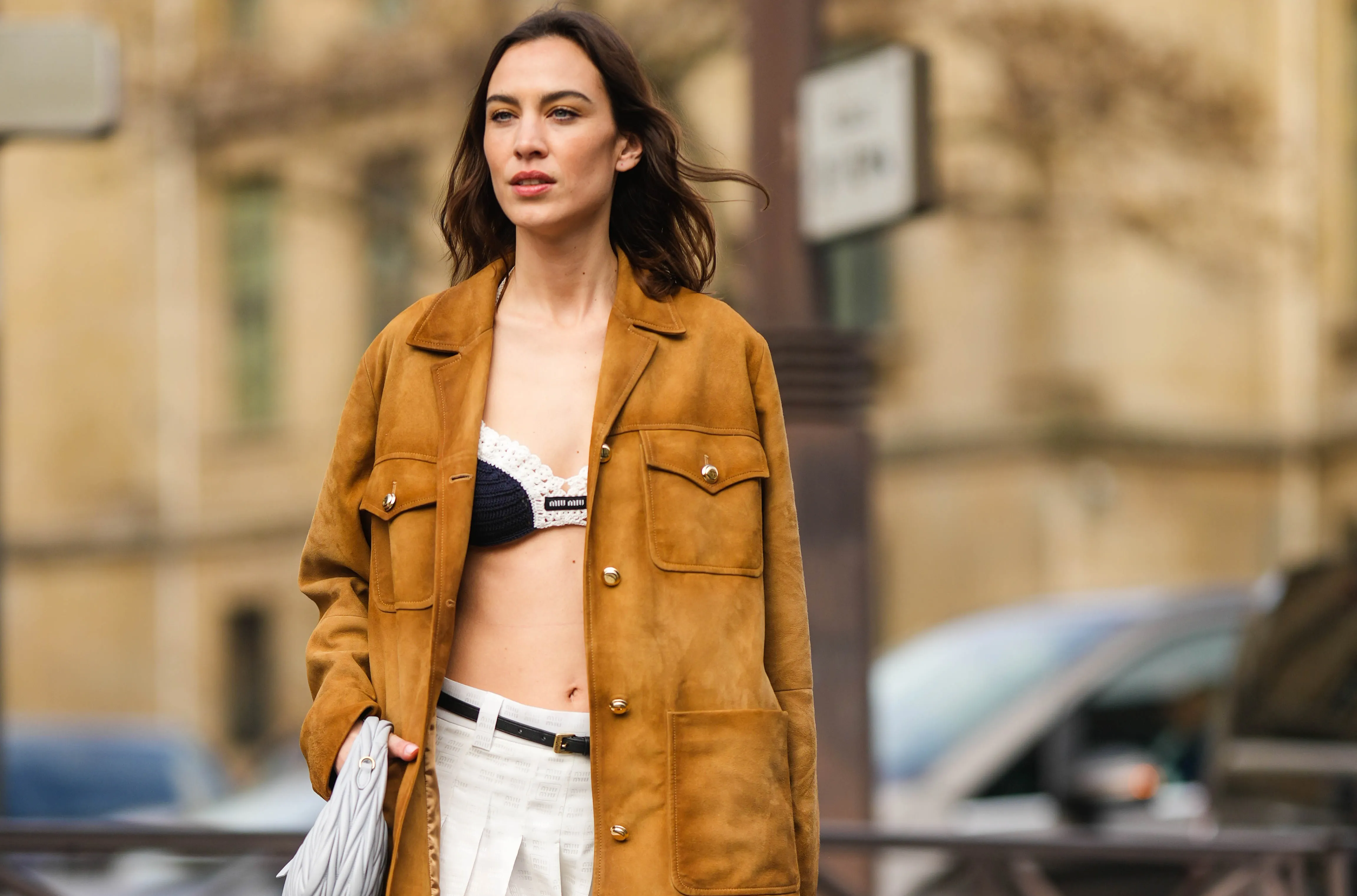 Alexa Chung celebra 42 anos e reafirma estilo atemporal - Imagem do artigo