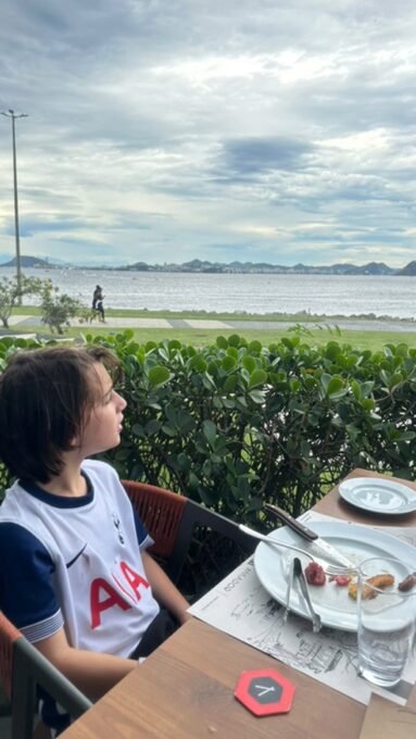 Alinne Moraes exibe raro registro do filho Pedro de 11 anos - Imagem do artigo original