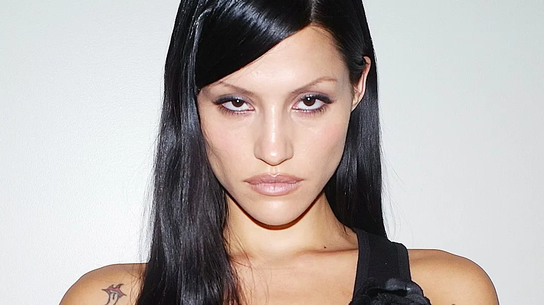 Maquiagem soft-goth domina os tapetes vermelhos globais - Imagem do artigo