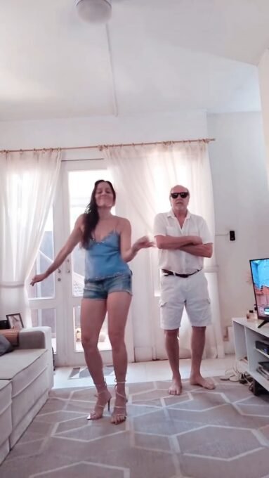 Claudia Mauro samba ao lado de PC Grande em vídeo caseiro - Imagem do artigo original