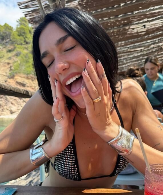 Tendência de unhas polka dot domina mãos de celebridades - Imagem do artigo original