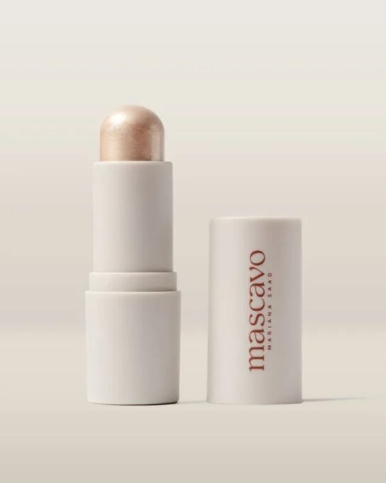 Pele glow: técnica de iluminador garante brilho natural - Imagem do artigo original