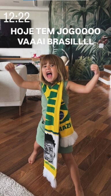 Virginia mostra filha com presente de Vini Jr ao torcer - Imagem do artigo original