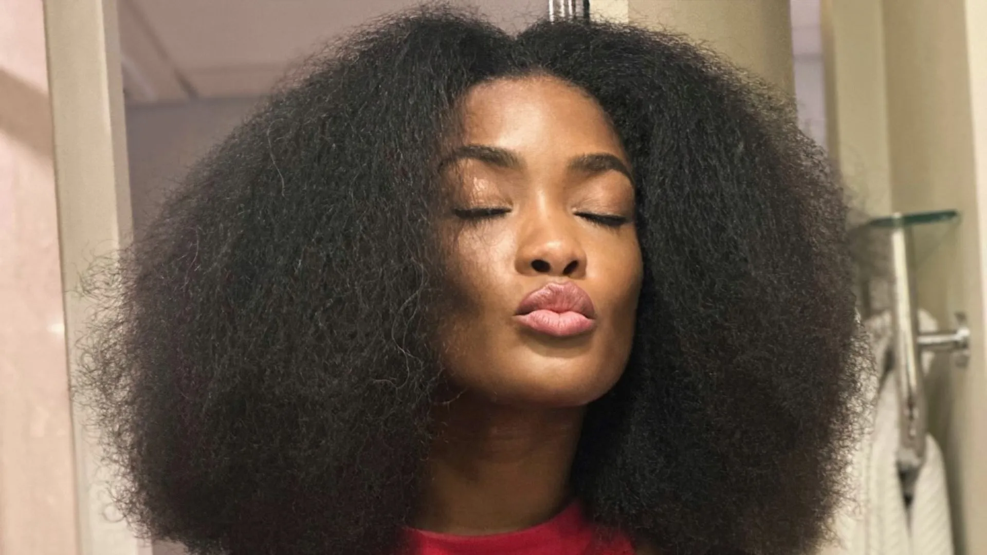 Erika Januza exibe cabelo natural e diverte fãs nas redes - Imagem do artigo