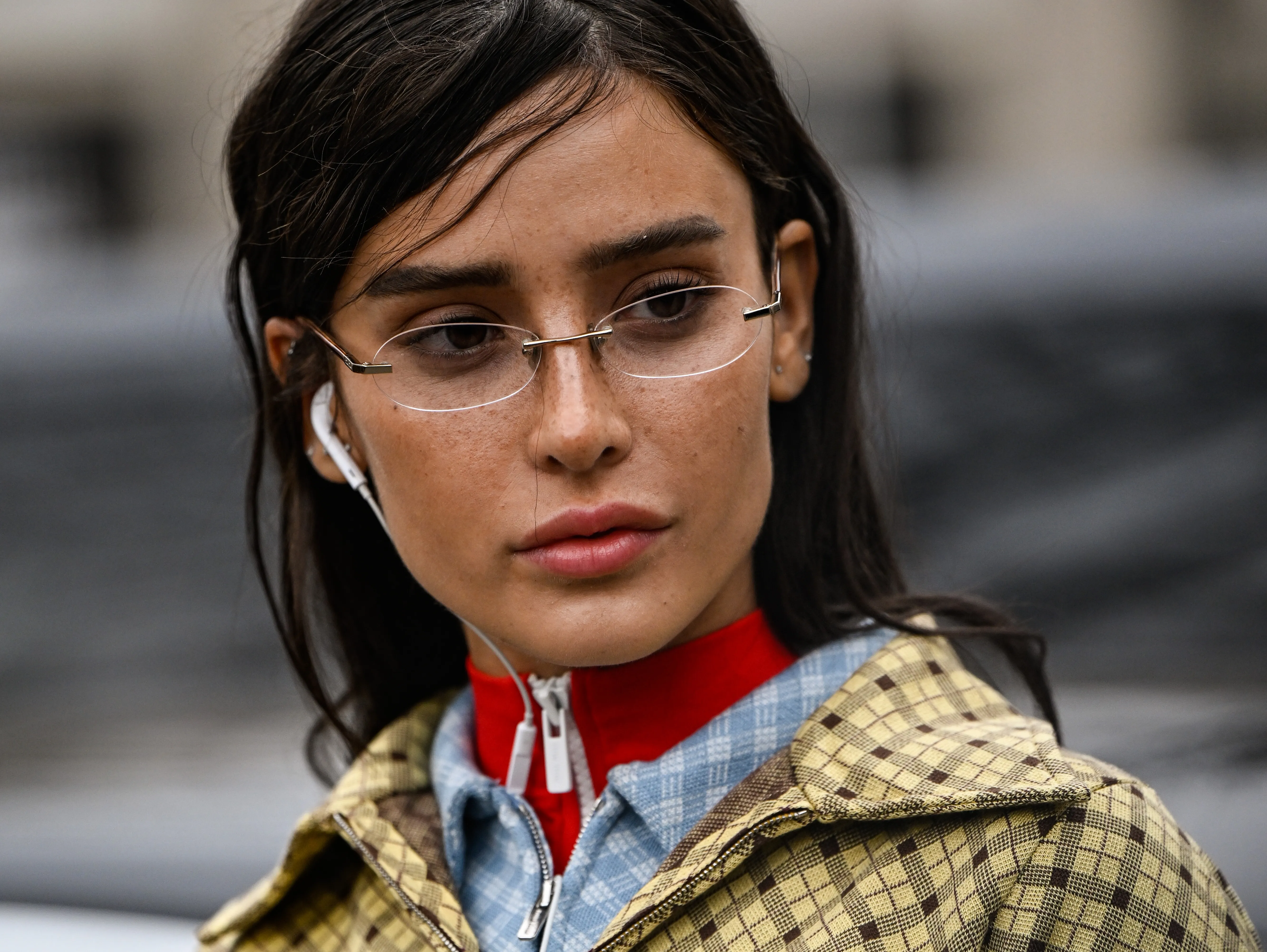 Óculos sem armação dominam moda no estilo ugly chic - Imagem do artigo