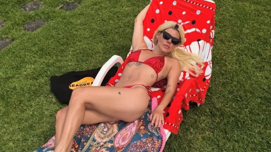 Duda Beat exibe biquíni vermelho durante banho de sol - Imagem do artigo