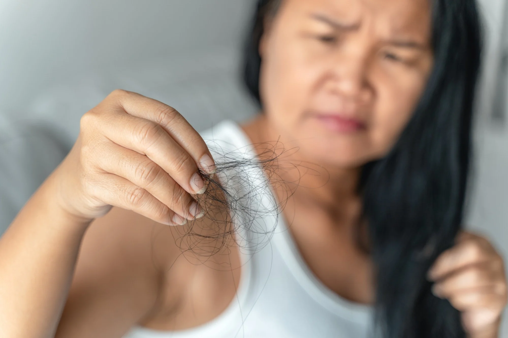 Queda de cabelo na menopausa: entenda causas e soluções - Imagem do artigo
