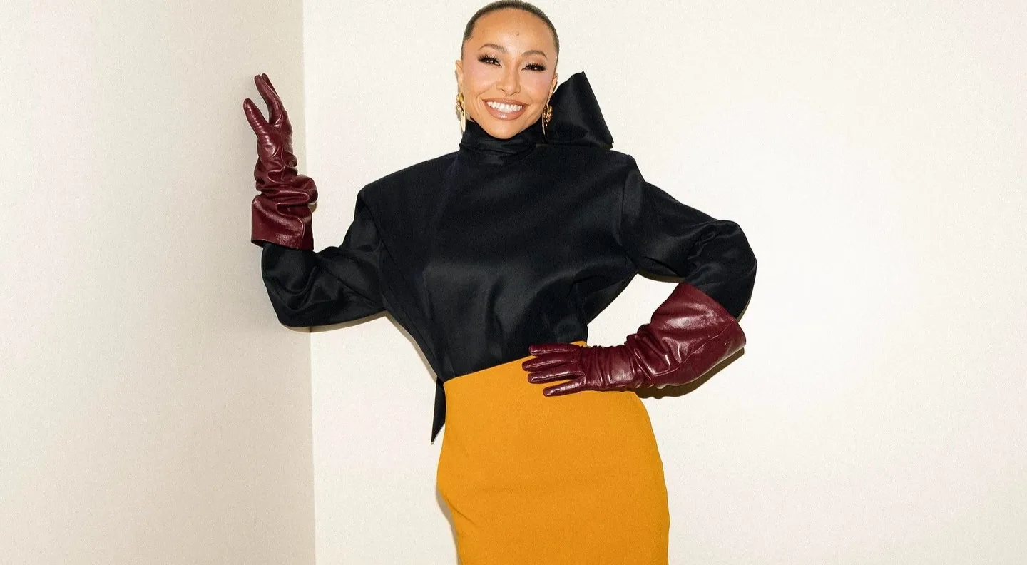 Saia lápis retorna como tendência ousada do streetwear - Imagem do artigo