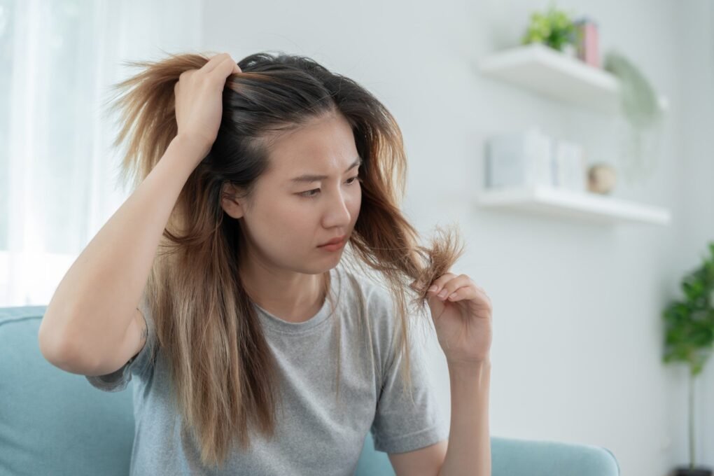 Dormir com o cabelo molhado causa caspa e queda - Imagem do artigo