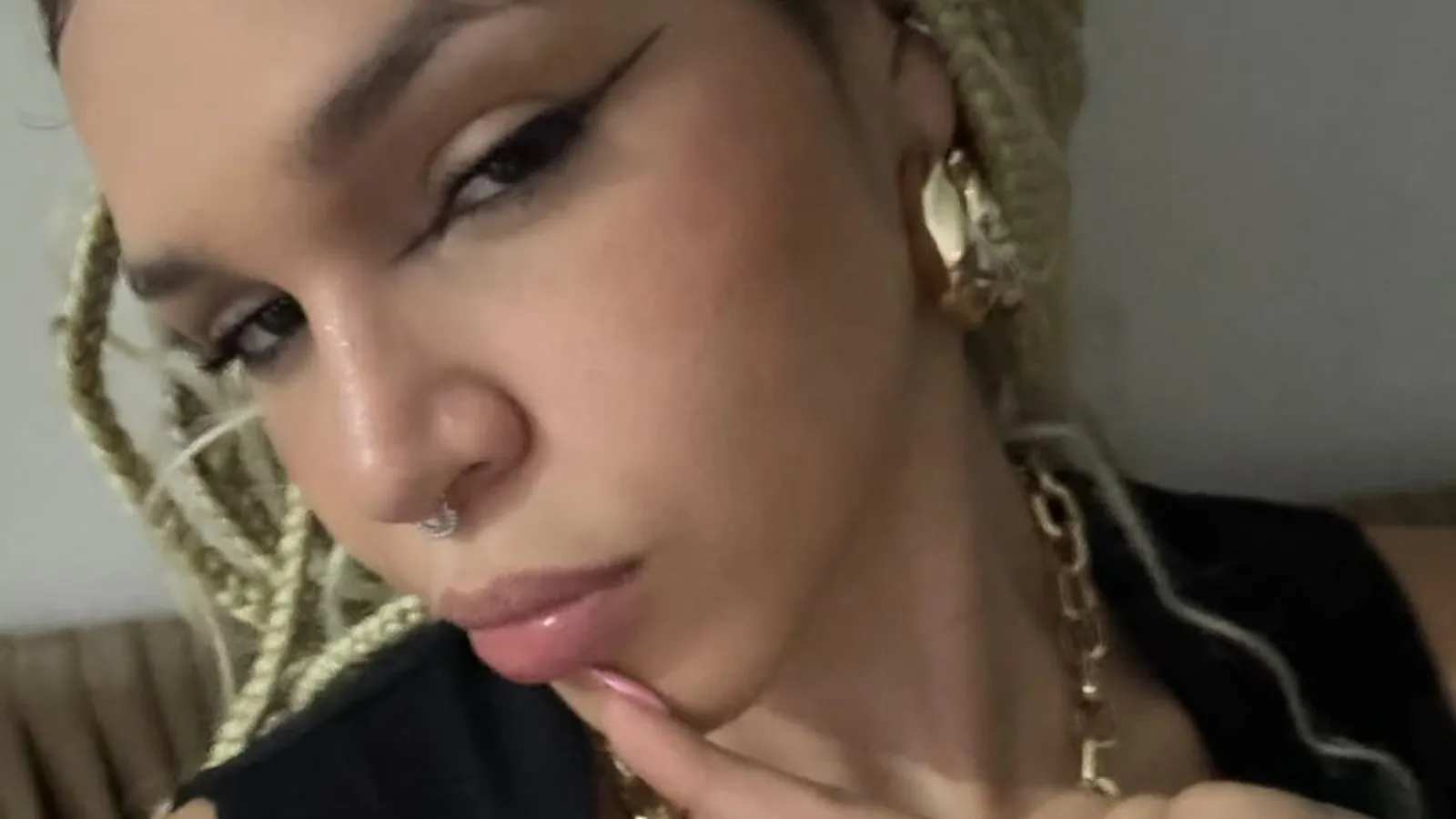 Aysha Benelli explica por que segue solteira nas redes - Imagem do artigo