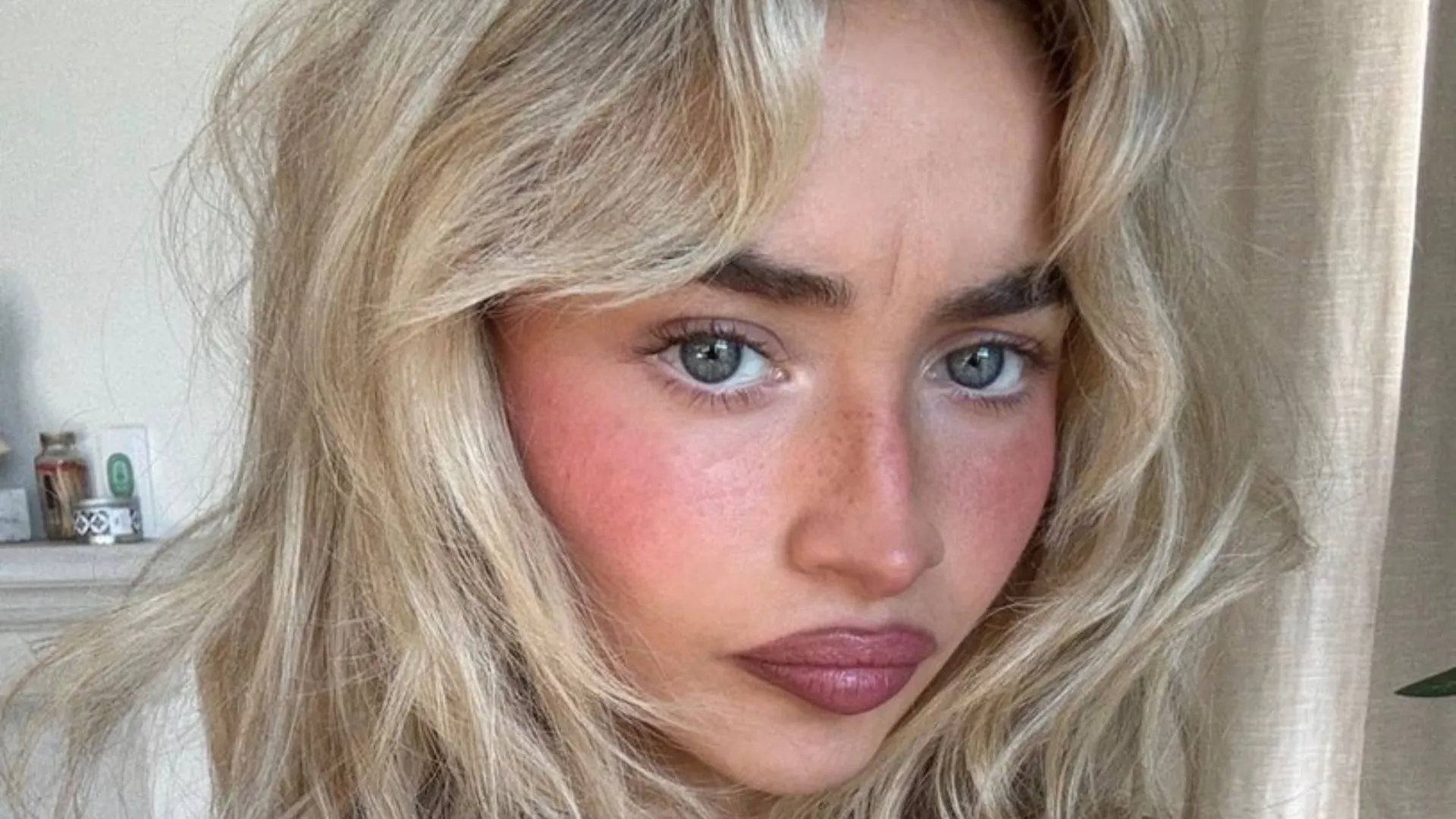 Maquiagem Sabrina Carpenter: detalhamos o look natural - Imagem do artigo