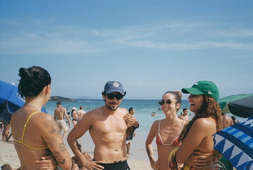 Buby Pinheiro e Clara Buarque surgem juntas em praia do Rio - Imagem do artigo original