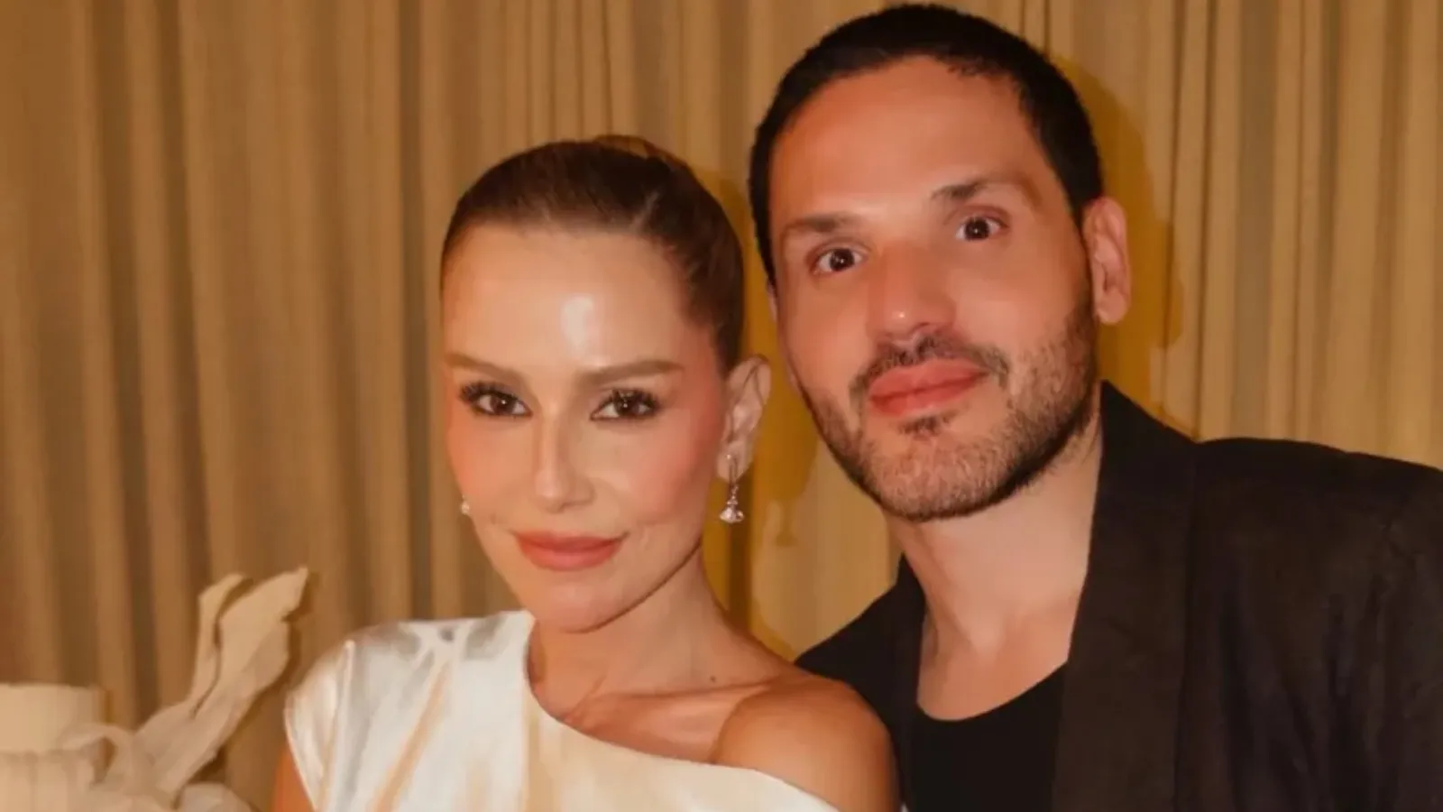 Deborah Secco surge na cama com Dudu Borges em foto rara - Imagem do artigo