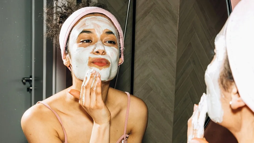 Viralização do skincare eleva automedicação e riscos - Imagem do artigo