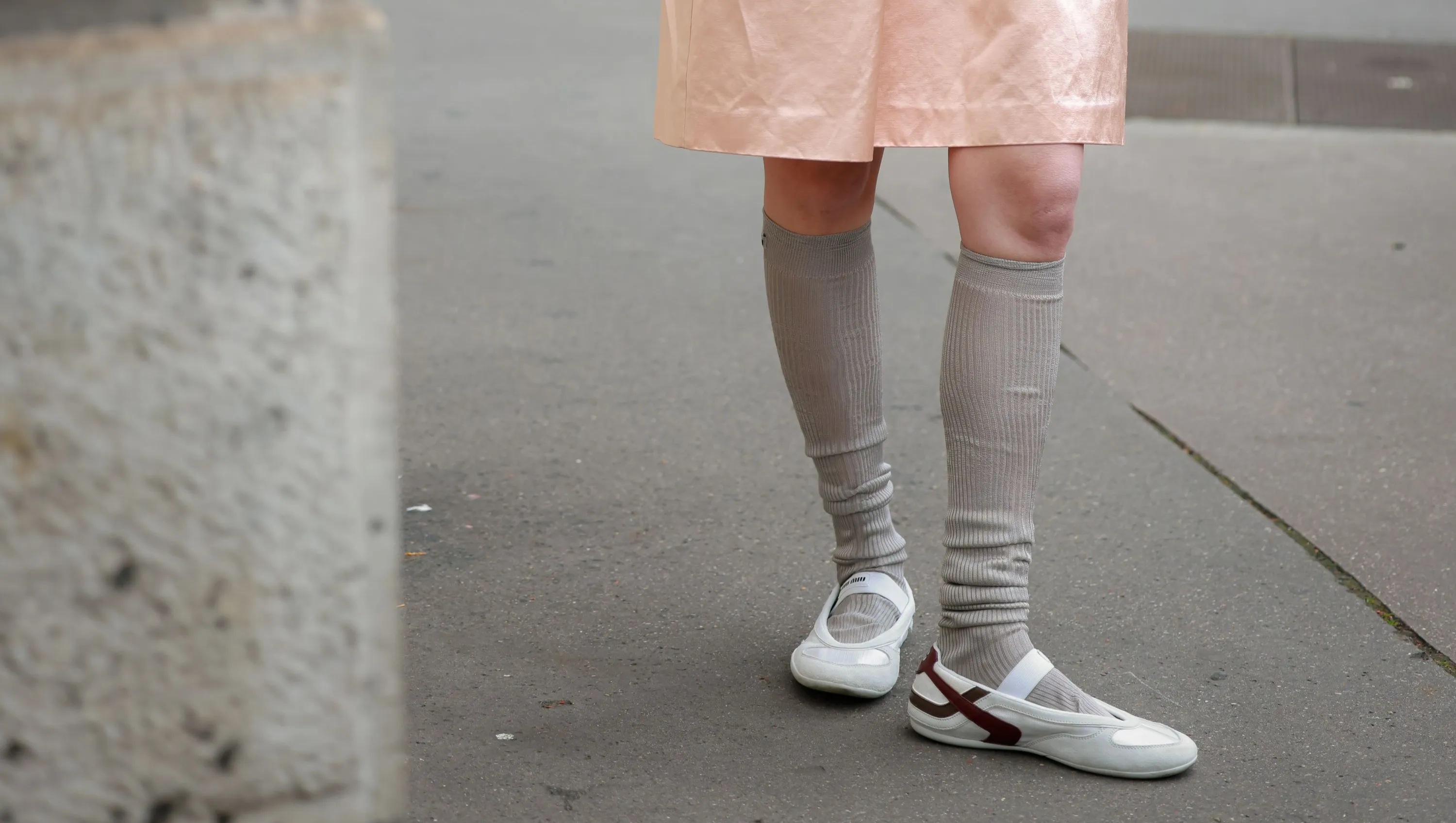 Tênis mary-jane domina o street style: veja como usar - Imagem do artigo