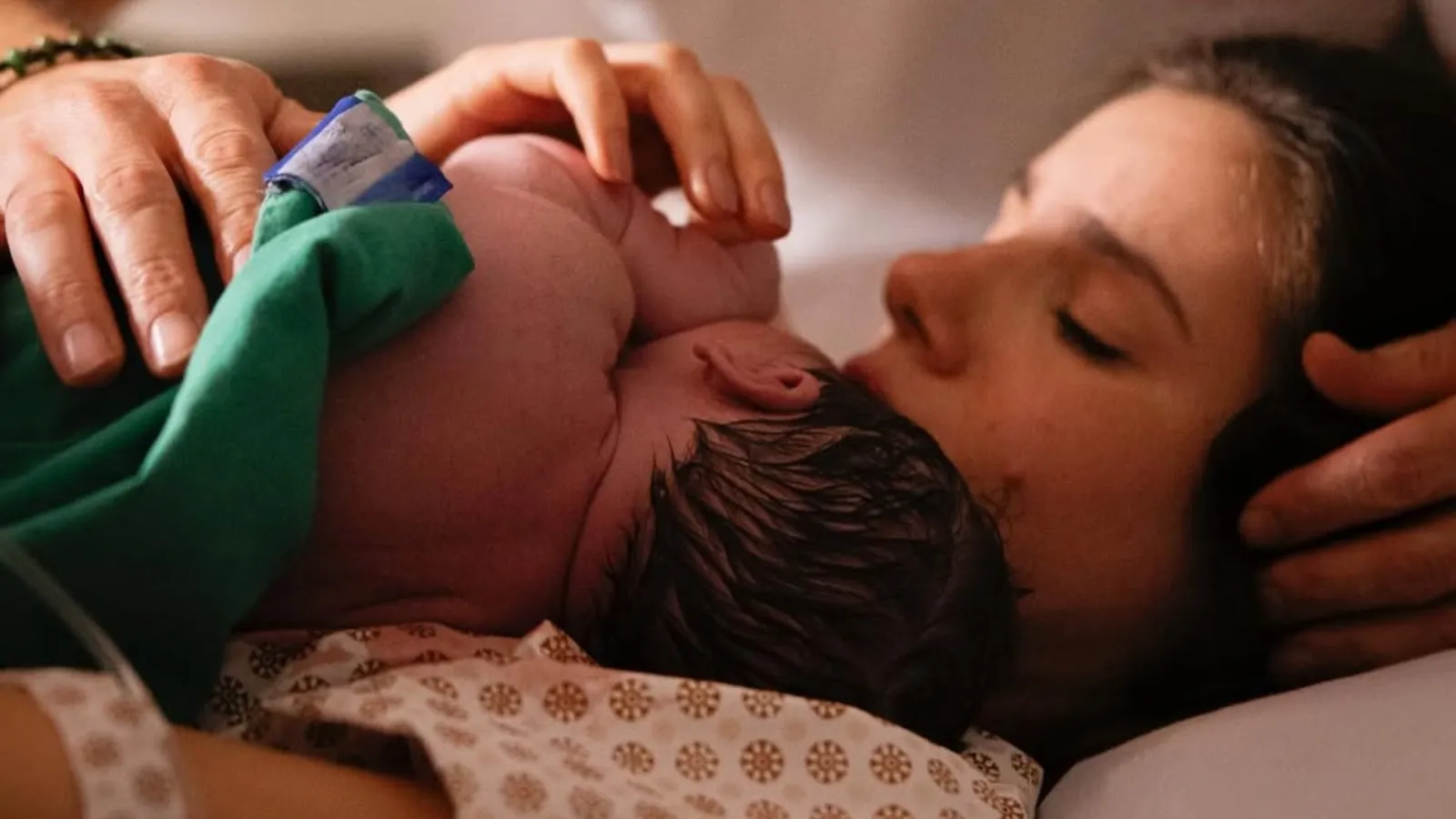 Camila Queiroz detalha maternidade com recém-nascida Clara - Imagem do artigo