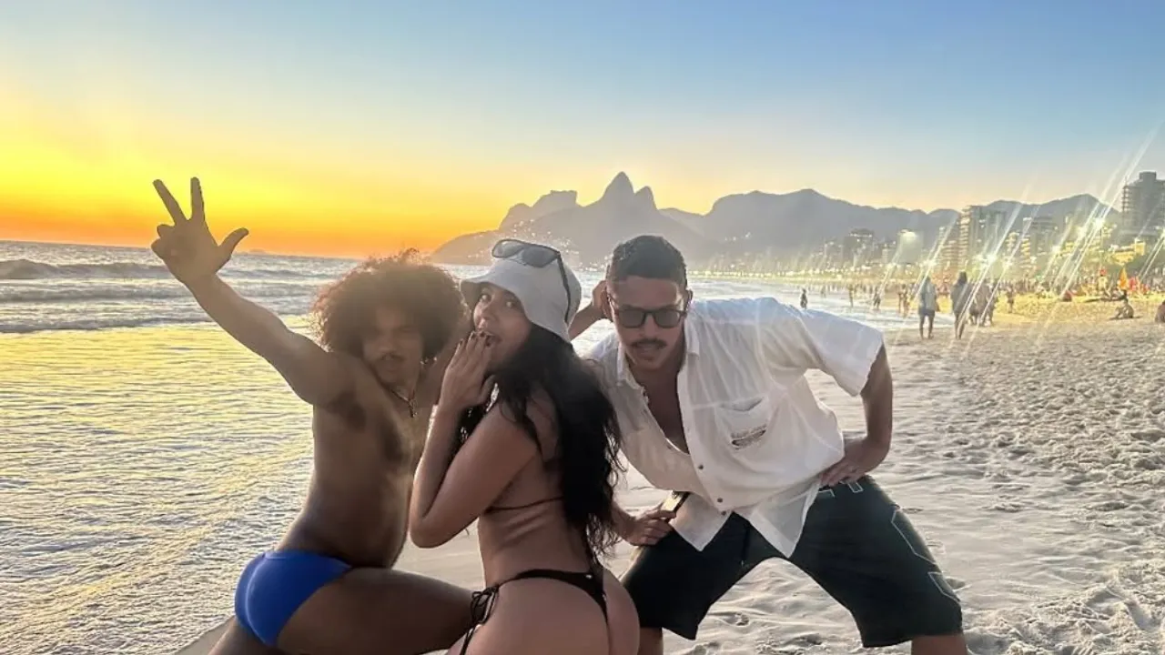 Bella Campos curte praia ao lado de amigos - Imagem do artigo