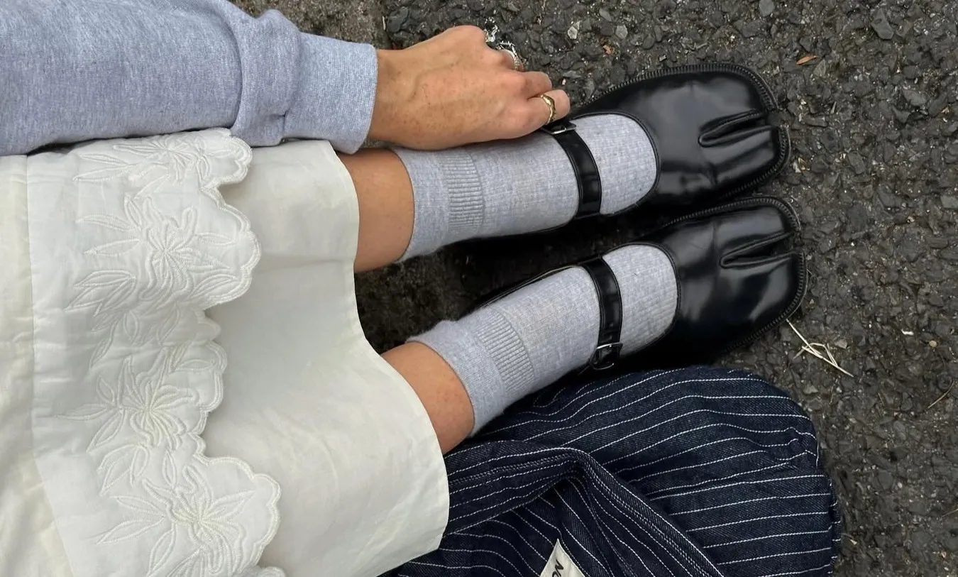 Sapatos polêmicos de 2025 dominam tendências de moda - Imagem do artigo