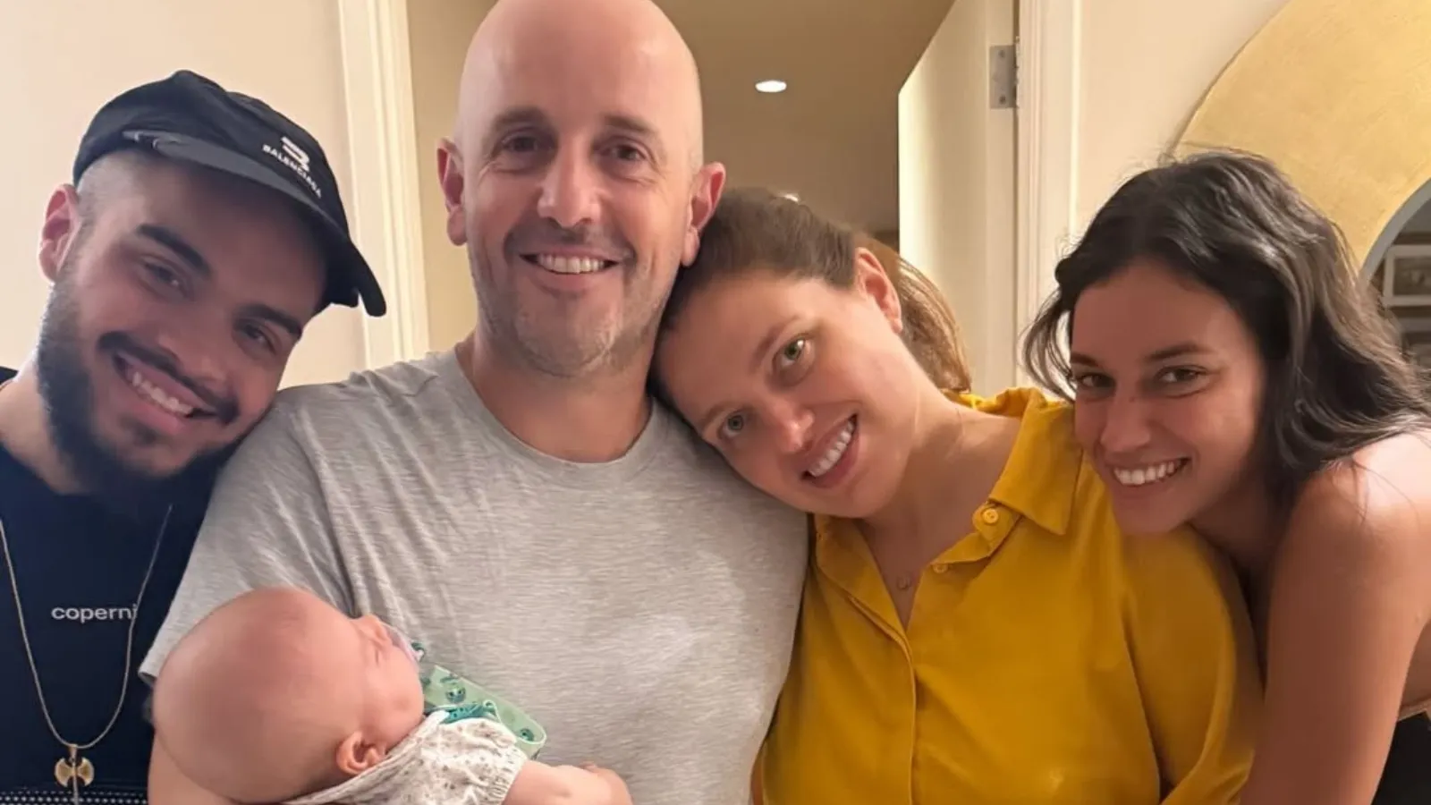 Alane Dias e Fran Gil visitam bebê de Malu Barbosa - Imagem do artigo