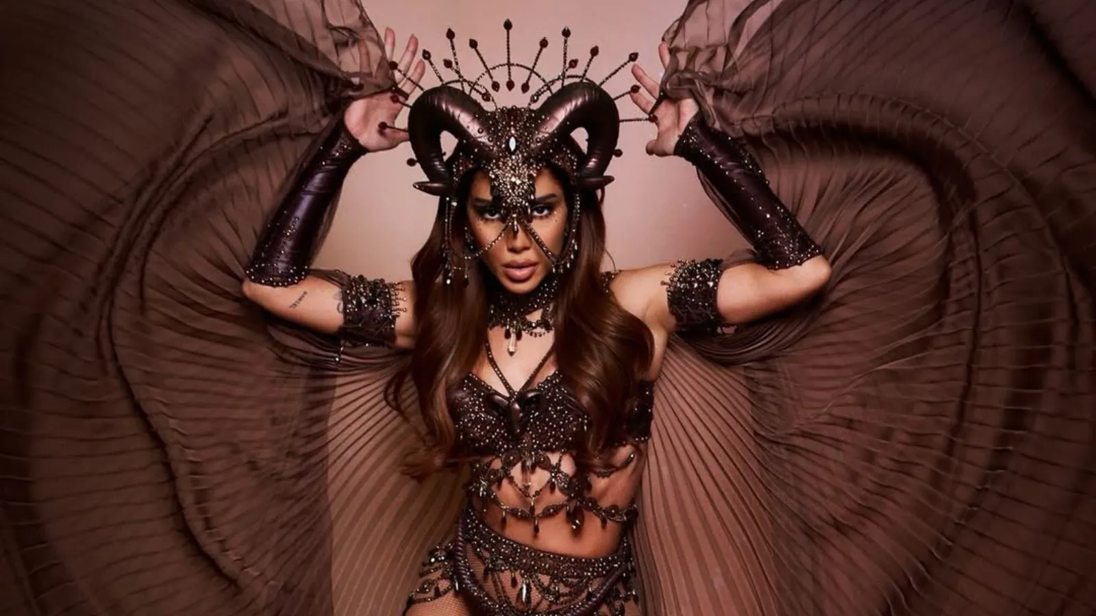 Look de Anitta inspirado em Capricórnio brilha em Fortaleza - Imagem do artigo