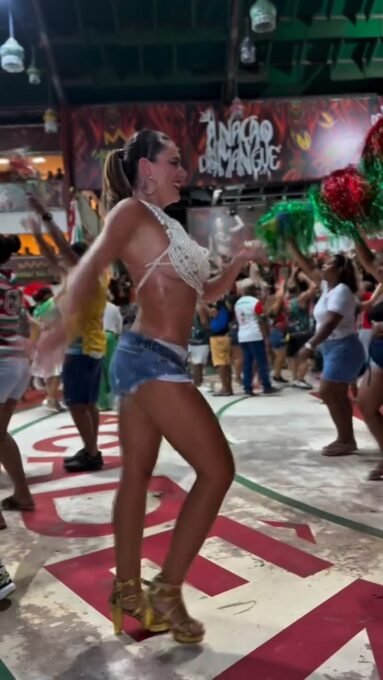 Mariana Goldfarb brilha como musa da Grande Rio em ensaio - Imagem do artigo original