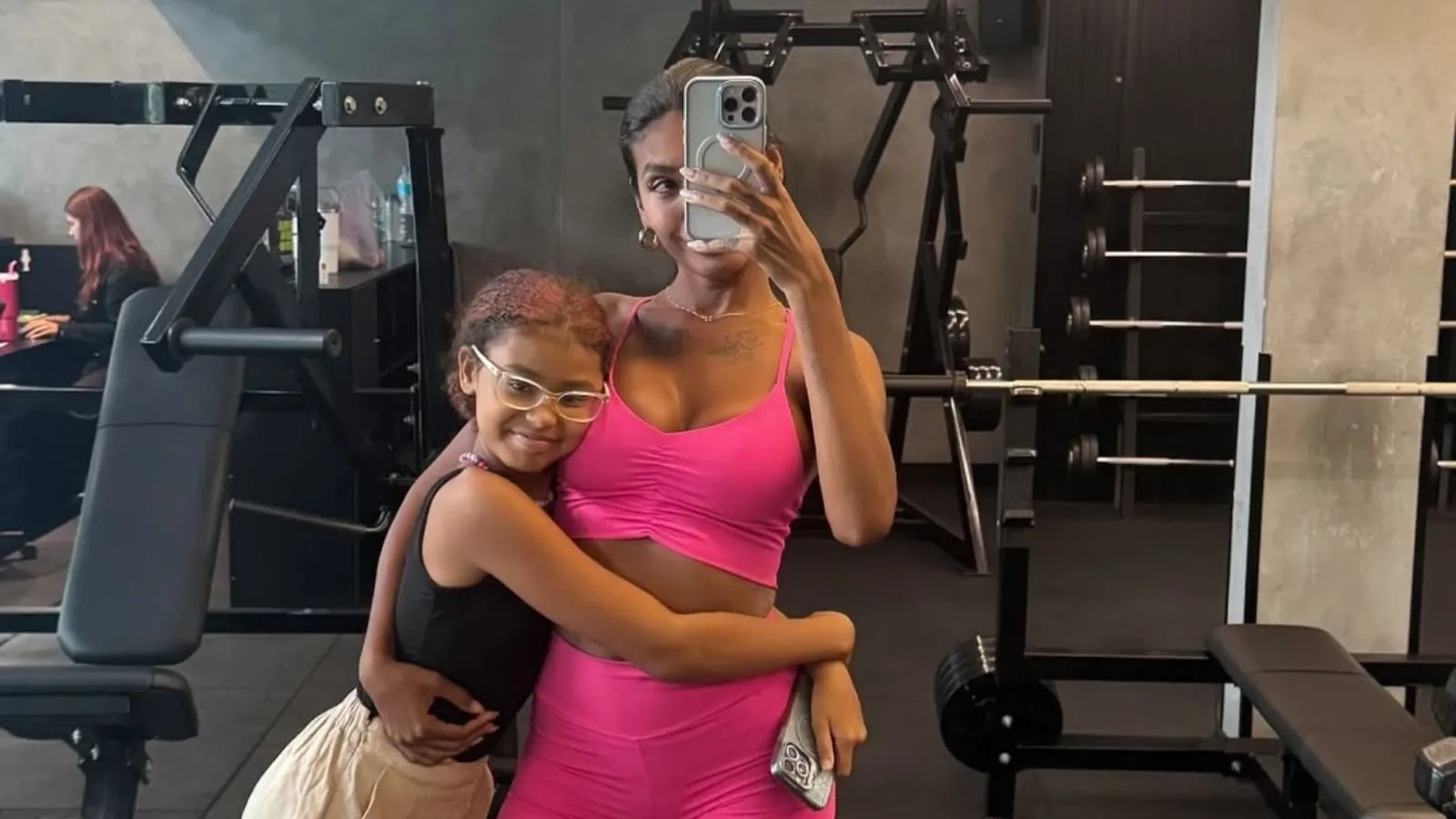 Pocah e filha exibem sintonia em treino na academia - Imagem do artigo