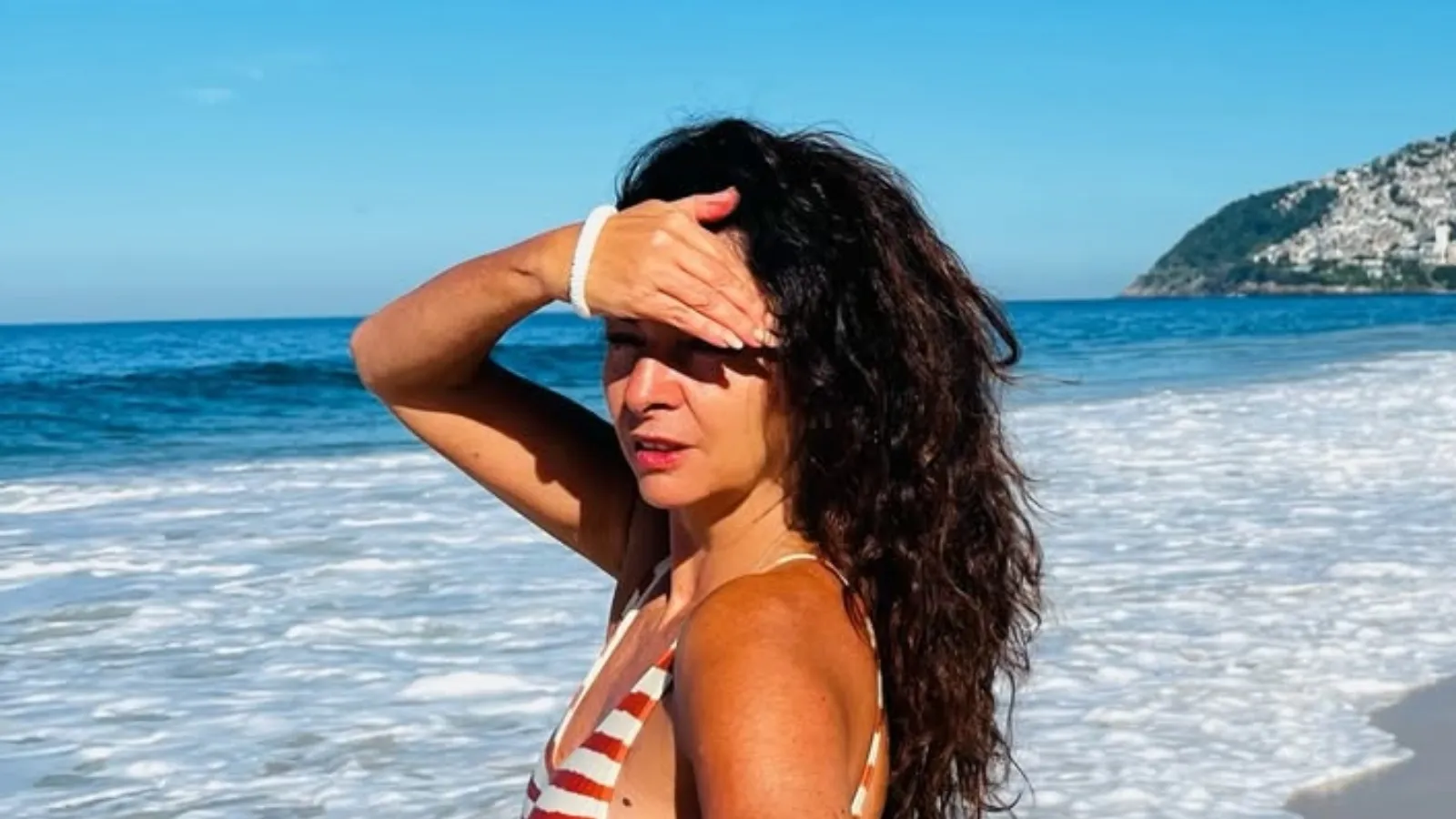 Claudia Ohana curte praia no Rio e renova energias - Imagem do artigo