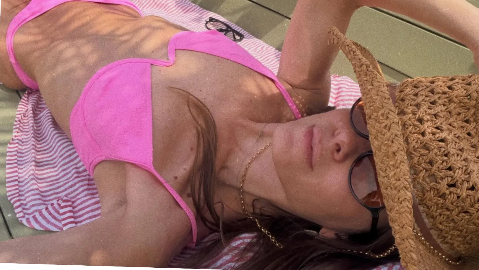 Carolina Dieckmmann exibe biquíni rosa e renova bronzeado - Imagem do artigo