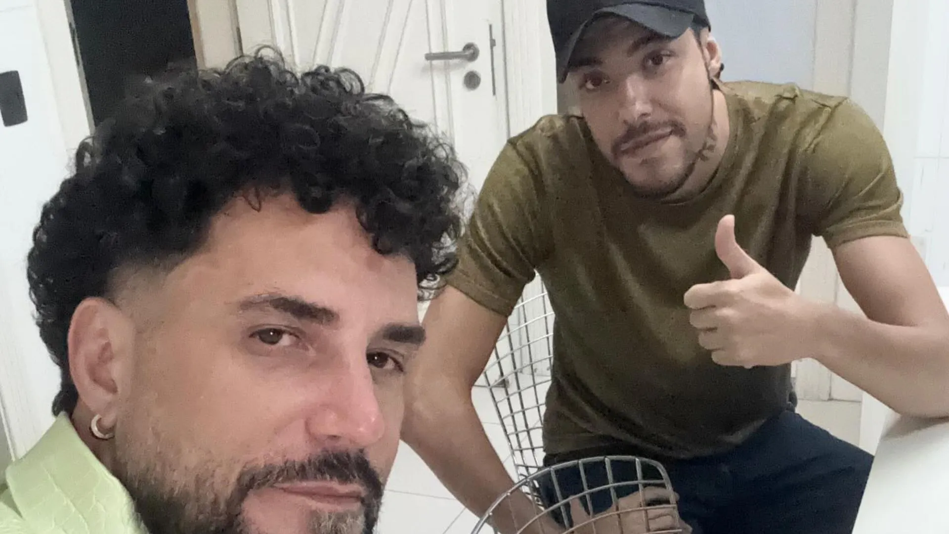 Latino reata relação com filho após clínica de reabilitação - Imagem do artigo