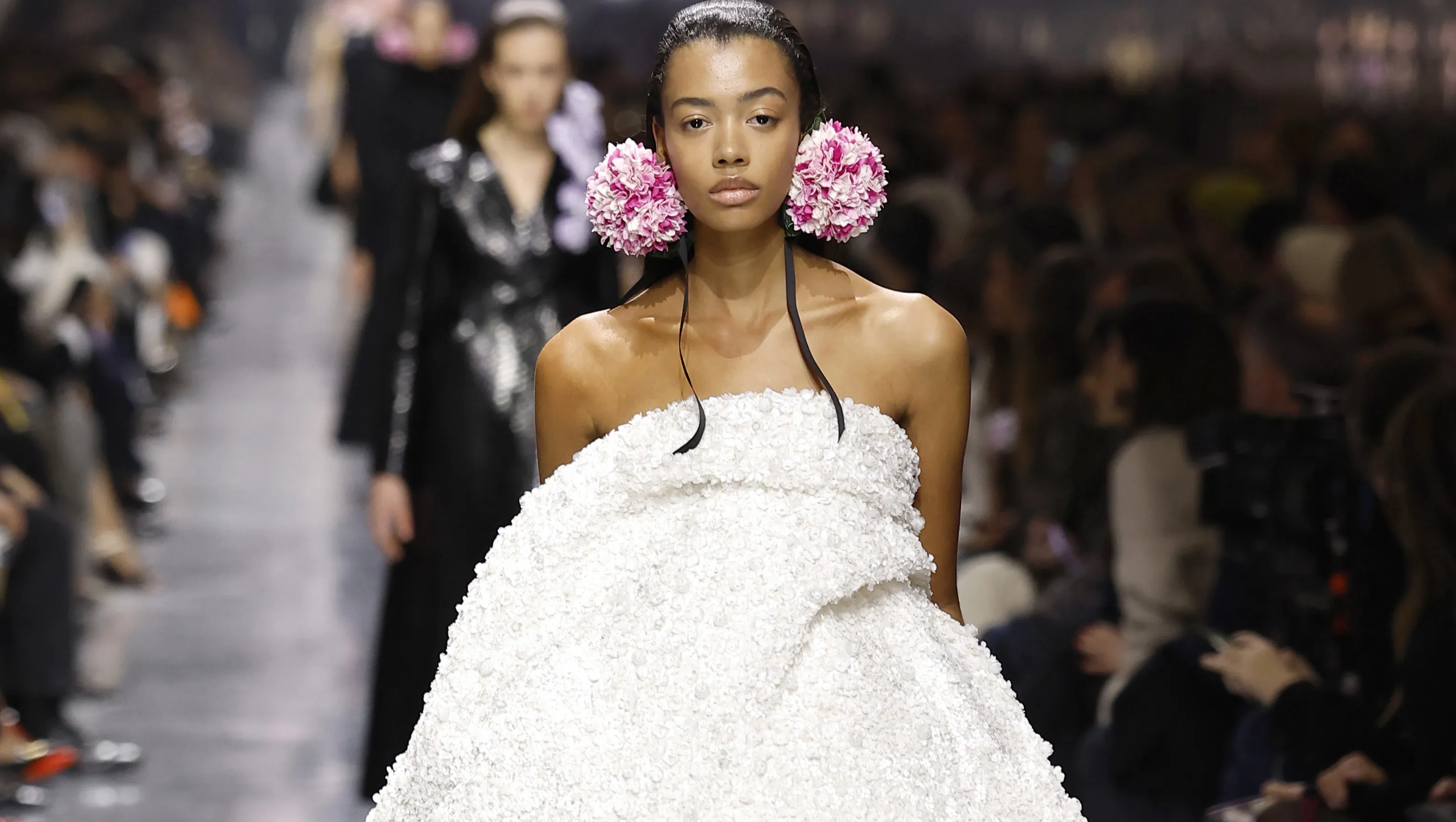 Jonathan Anderson estreia na alta-costura da Dior - Imagem do artigo