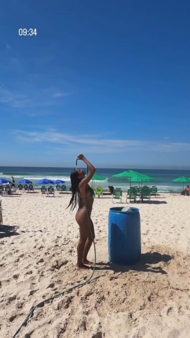 Pocah toma banho de mangueira na praia e ironiza calor - Imagem do artigo original