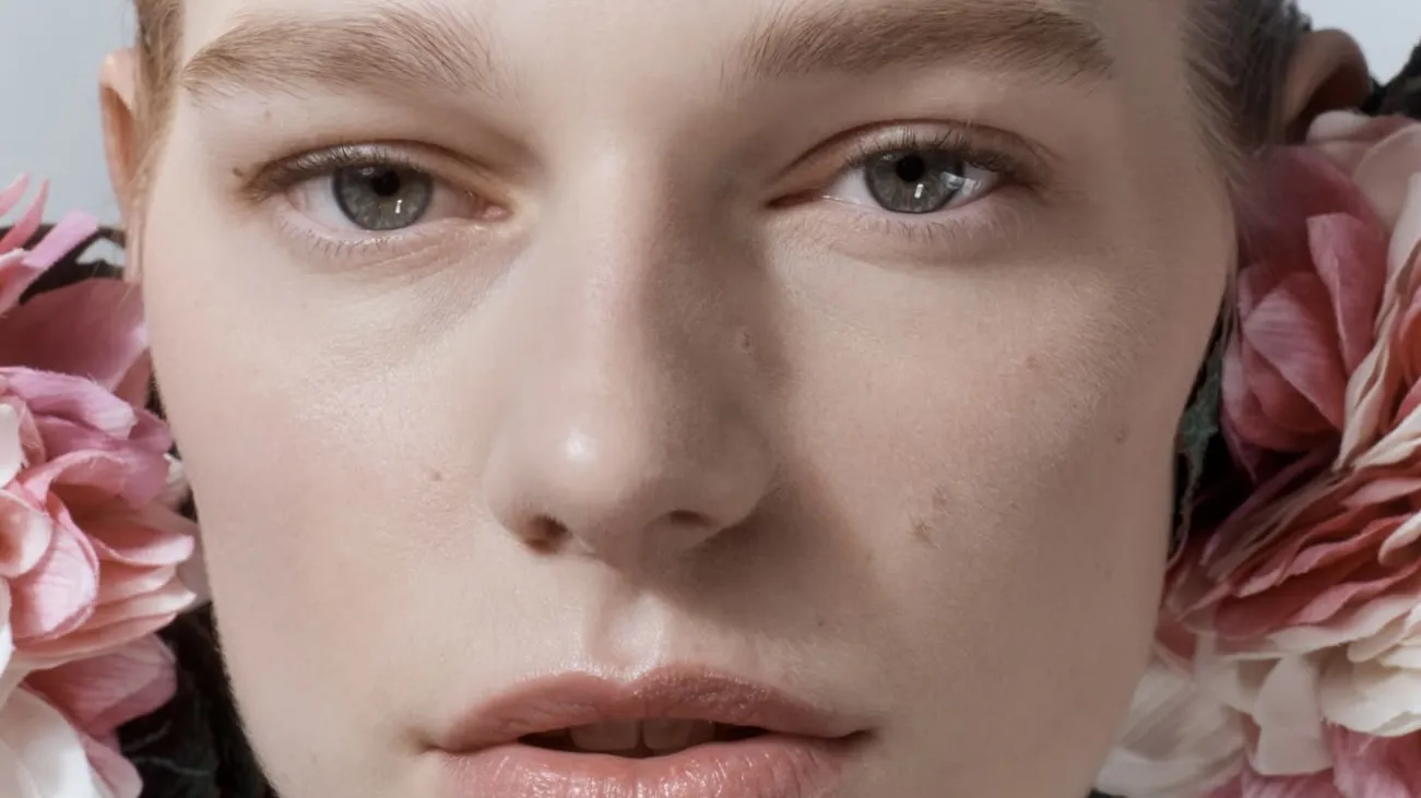 Tendências de beleza Alta-Costura 2026 brilham em Paris - Imagem do artigo